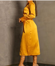 Cargar imagen en el visor de la galería, Solid Wrap MIDI Dress