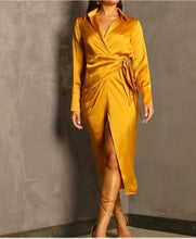 Cargar imagen en el visor de la galería, Solid Wrap MIDI Dress