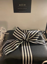 Cargar imagen en el visor de la galería, Personalized Birthday Gift Box