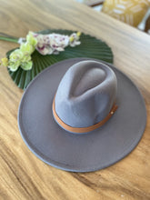 Cargar imagen en el visor de la galería, Wide brim panama hat in vegan felt
