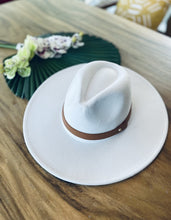 Cargar imagen en el visor de la galería, Wide brim panama hat in vegan felt
