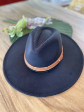 Cargar imagen en el visor de la galería, Wide brim panama hat in vegan felt

