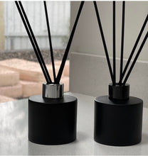 Cargar imagen en el visor de la galería, MÓIR REED DIFFUSER (Choose Scent) + (1) REFILL
