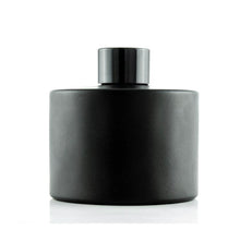 Cargar imagen en el visor de la galería, MÓIR REED DIFFUSER (Choose Scent) + (1) REFILL
