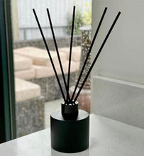 Cargar imagen en el visor de la galería, MÓIR REED DIFFUSER (Choose Scent) + (1) REFILL
