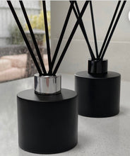 Cargar imagen en el visor de la galería, MÓIR REED DIFFUSER (Choose Scent) + (1) REFILL
