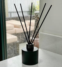 Cargar imagen en el visor de la galería, MÓIR REED DIFFUSER (Choose Scent) + (1) REFILL
