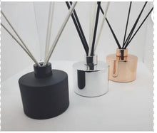 Cargar imagen en el visor de la galería, MÓIR REED DIFFUSER (Choose Scent) + (1) REFILL
