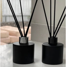 Cargar imagen en el visor de la galería, MÓIR REED DIFFUSER (Choose Scent) + (1) REFILL
